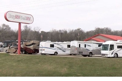 A photograph RVs on the lot of the Buy RV Sell RV dealership location in Minnesota