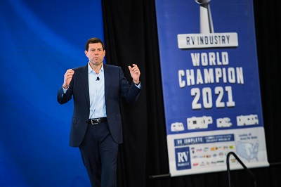 A picture of RV Retailer President and CEO Jon Ferrando on stage at the 2022 Leadership Summit