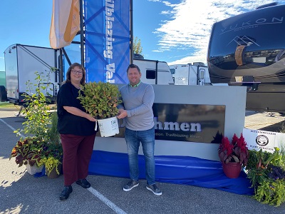 A picture of Dutchmen plant give-away with Ronda Declare and Kyle Kwasny