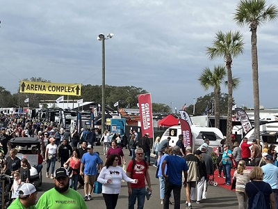 A picture of consumers walking outside during the 2023 Tampa SuperShow