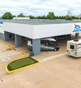 A picture of the Jayco Oklahoma City showroom entrance, with a covered area in front of the doors.