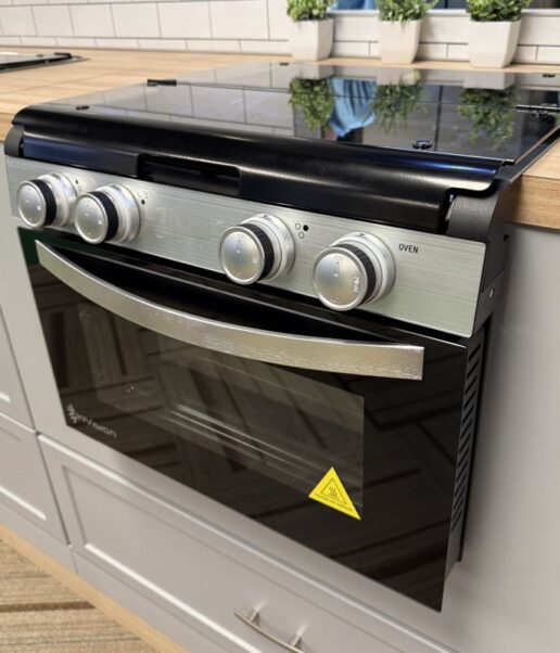 A photo of the Invision's oven and range top.
